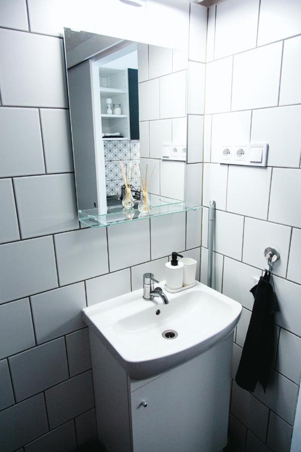 Black & White Apartment With A Gift Soft Panda Budapest Exterior foto