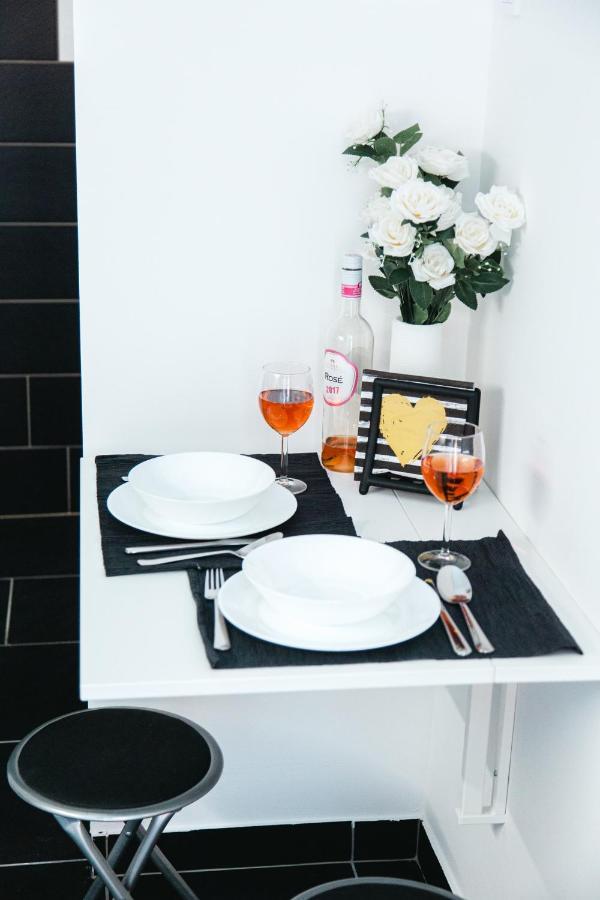 Black & White Apartment With A Gift Soft Panda Budapest Exterior foto