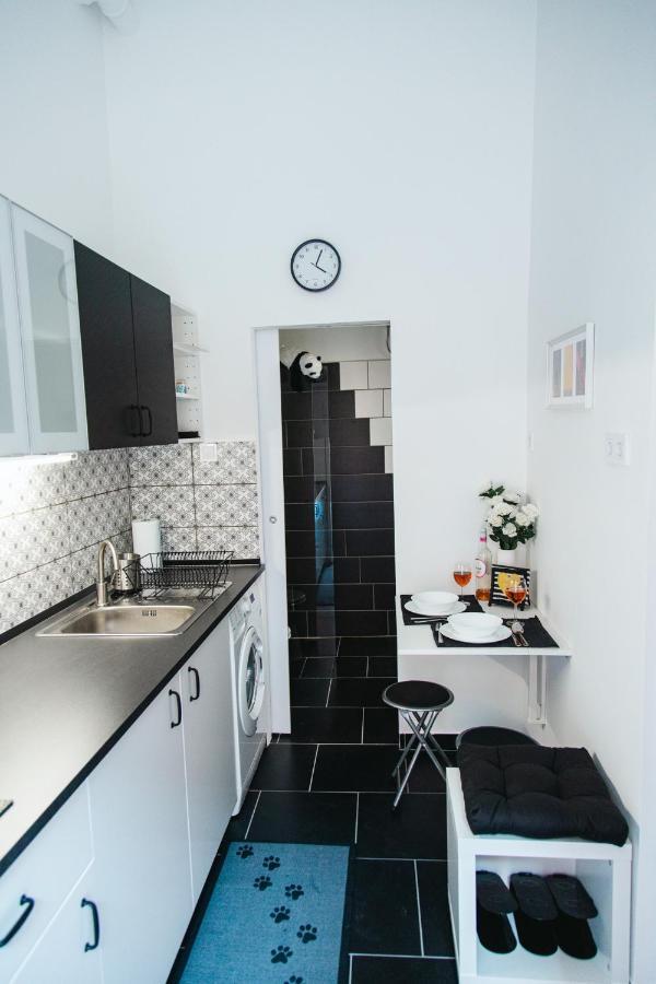 Black & White Apartment With A Gift Soft Panda Budapest Exterior foto