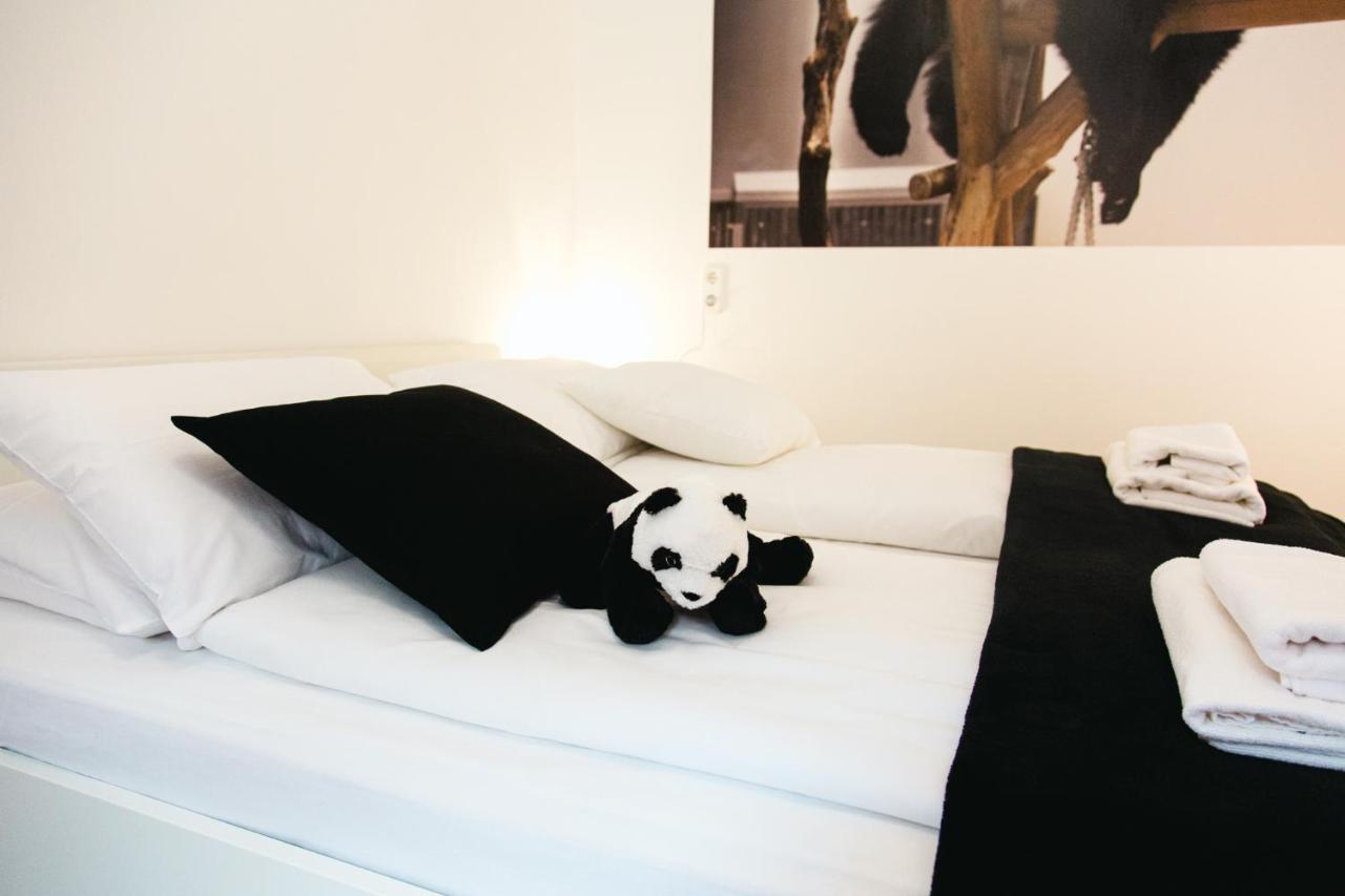Black & White Apartment With A Gift Soft Panda Budapest Exterior foto