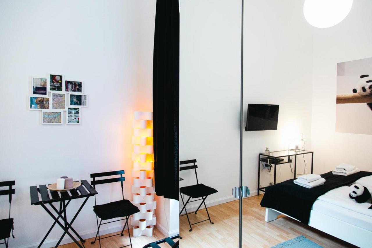 Black & White Apartment With A Gift Soft Panda Budapest Exterior foto