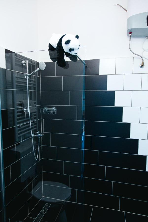 Black & White Apartment With A Gift Soft Panda Budapest Exterior foto