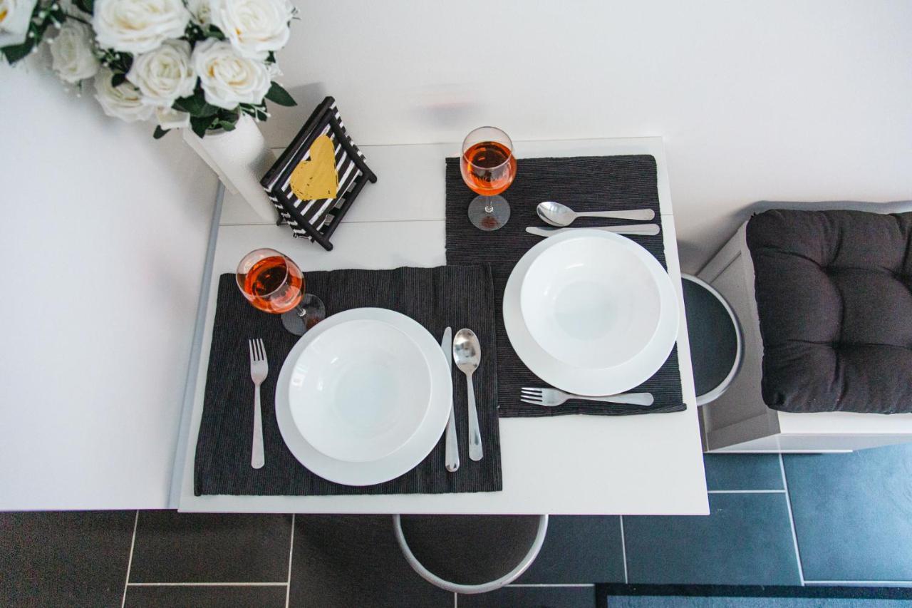 Black & White Apartment With A Gift Soft Panda Budapest Exterior foto