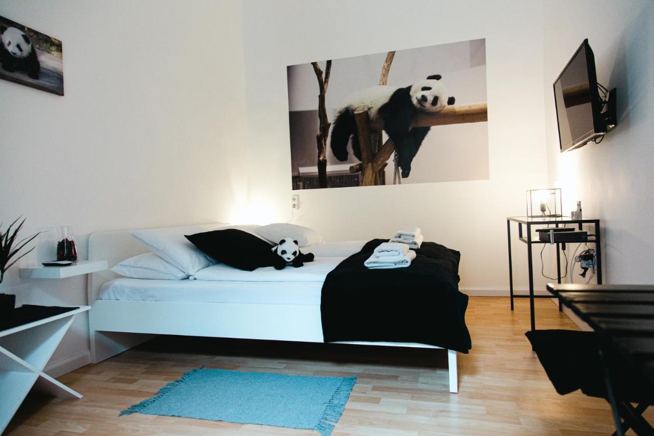 Black & White Apartment With A Gift Soft Panda Budapest Exterior foto
