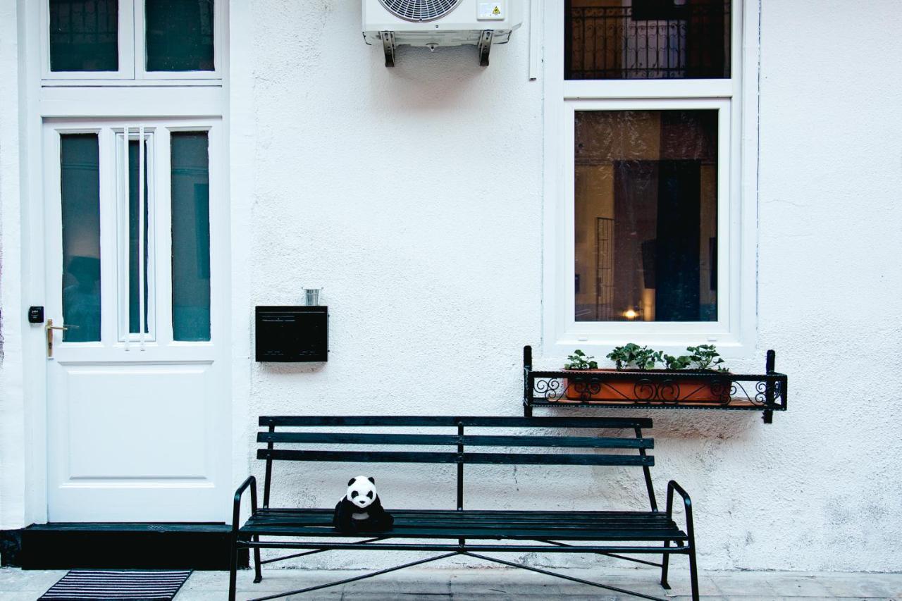 Black & White Apartment With A Gift Soft Panda Budapest Exterior foto