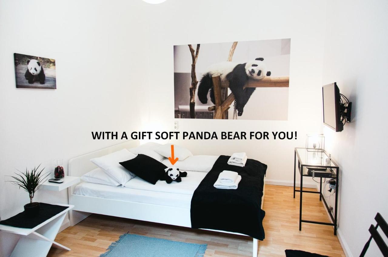 Black & White Apartment With A Gift Soft Panda Budapest Exterior foto